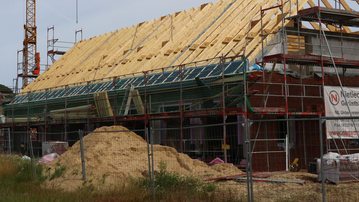 Steigende Kosten und Zinsen: Kommt jetzt die Trendwende beim Bauboom? Bei einem Spaziergang durch das Baugebiet am Medembogen in Otterndorf ist das aktuell noch nicht zu bemerken - dort wird weiterhin fleißig gehämmert, gebaggert und gebuddelt. Foto: Mangels