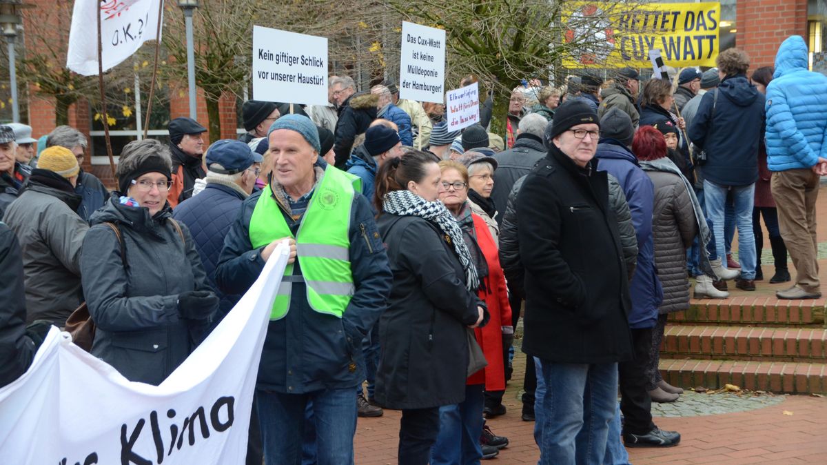 Protestierten vor dem Eingang des Kreishauses gegen die Verschlickung des Watts durch verdriftendes Baggergut, das aus Sicht der Umweltschützer hoch mit Schadstoffen belastet ist. Foto: Rohde