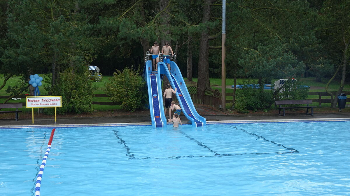 Auch die Wasserrutschen waren eine beliebte Attraktion. Foto: Grell