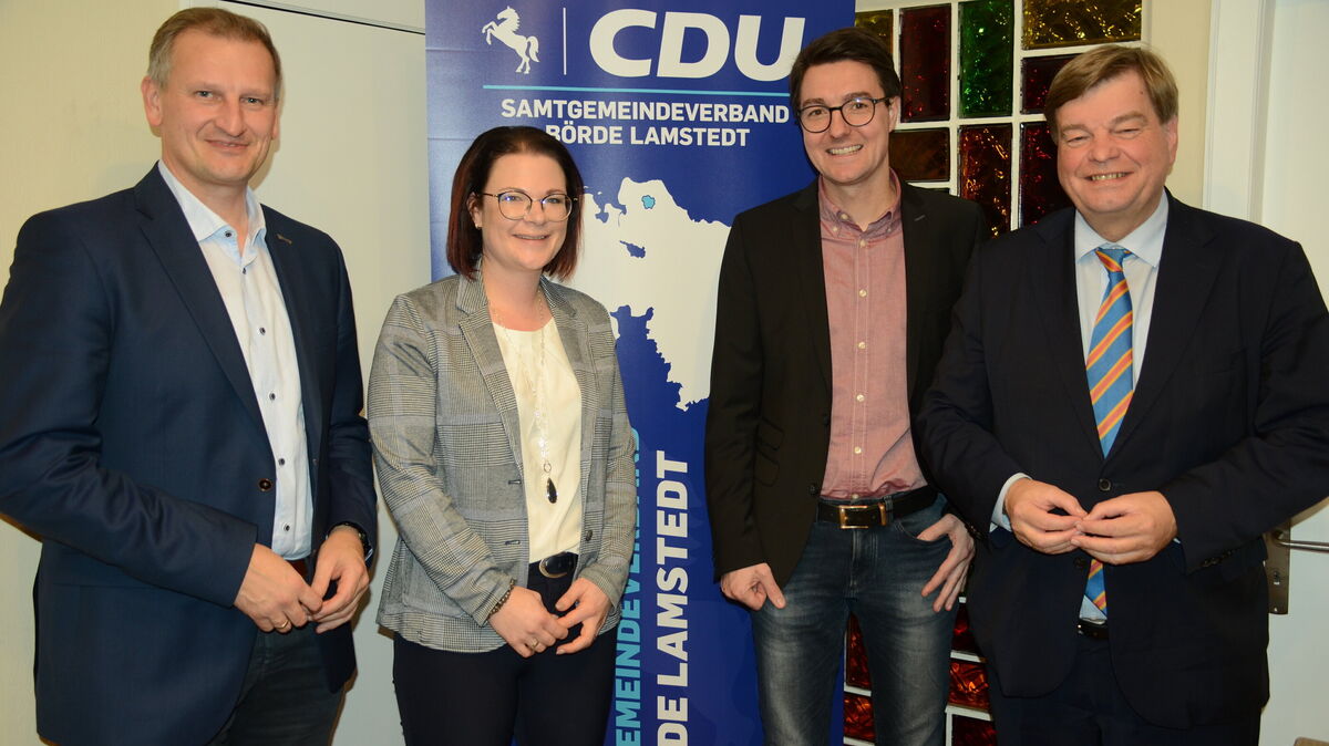 Die neue Vorsitzende des CDU-Samtgemeindeverbandes Börde Lamstedt, Ann-Kathrin Lafrenz, mit dem Landtagsabgeordneten Claus Seebeck (l.), dem CDU-Kreisvorsitzenden Enak Ferlemann (r.) und dem Bundestagskandidaten Christoph Frauenpreiß. Foto: Rohde
