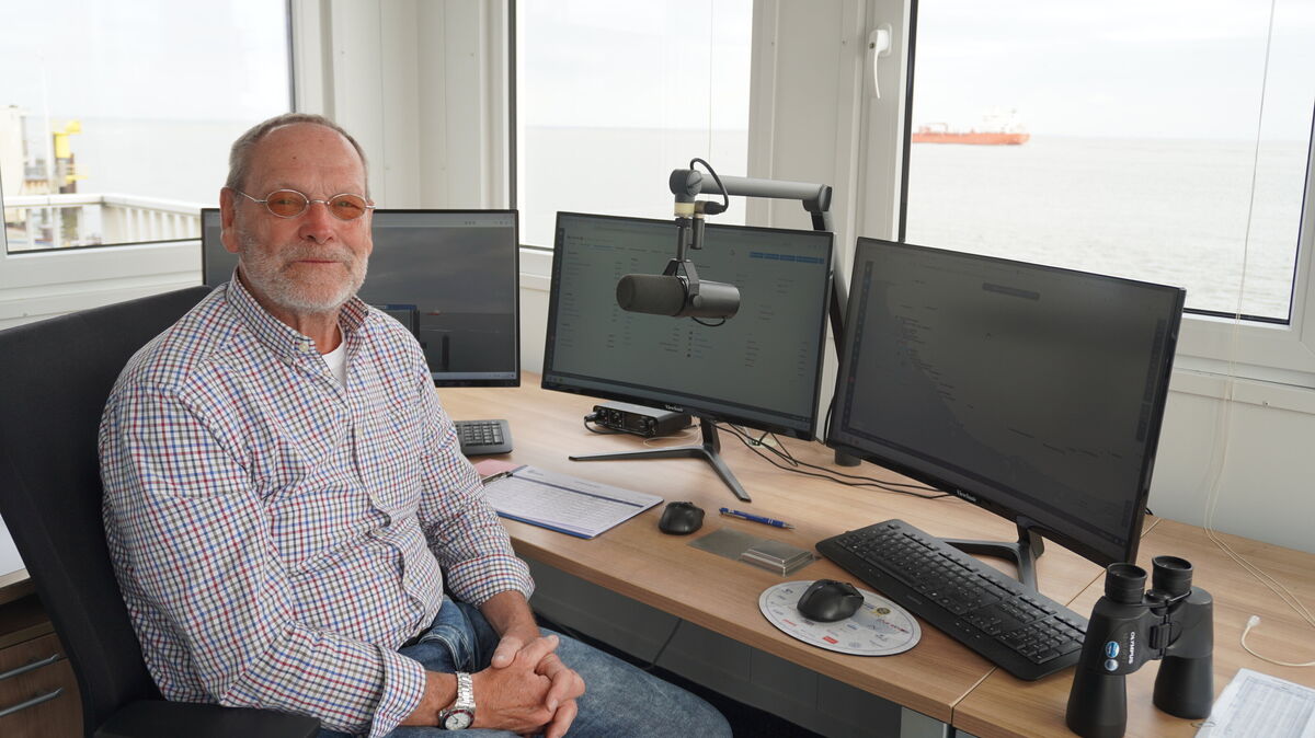 Michael Trull beobachtet den Schiffsverkehr - und versorgt Gäste an der Alten Liebe mit spannenden Informationen über jedes vorbeifahrende Schiff. Foto: Brettschneider