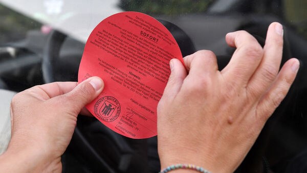 Schneeschicht statt Kennzeichen - illegal abgestellte Autos im Kreis Cuxhaven