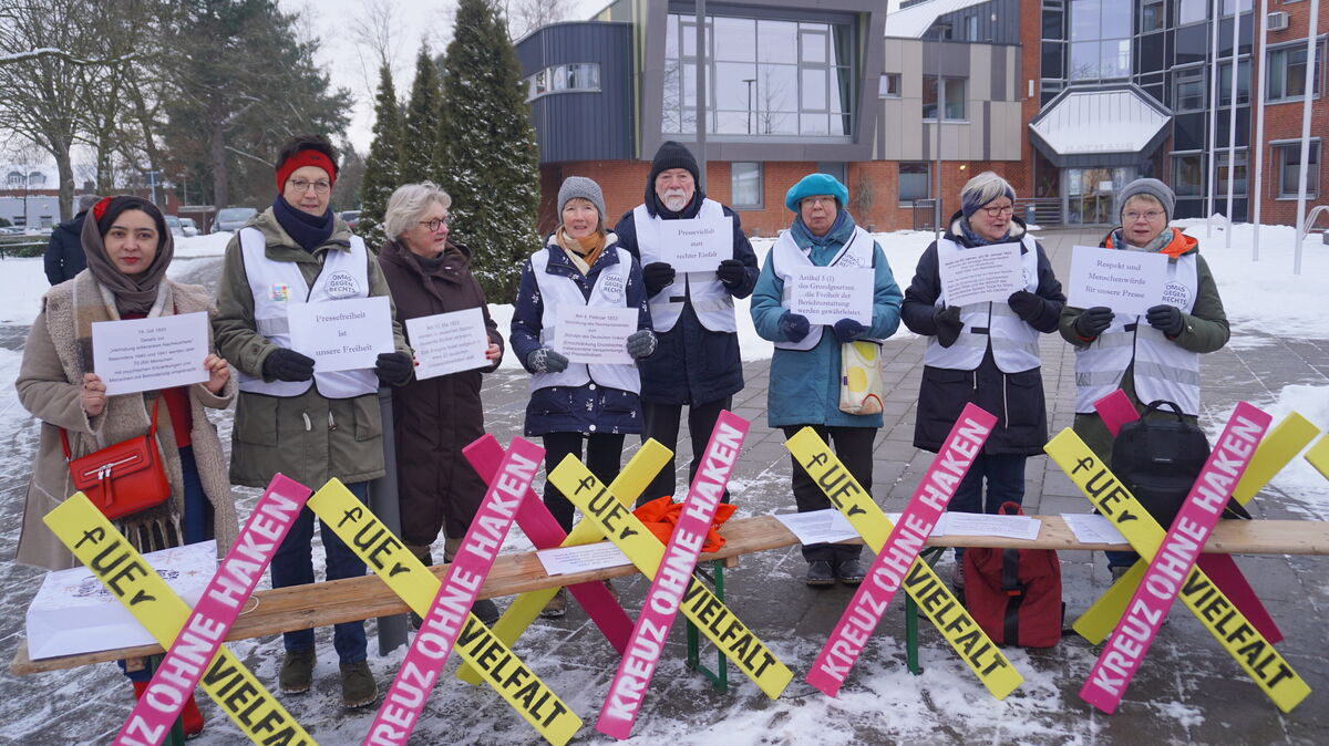 Die Omas gegen Rechts Hemmoor halten eine Mahnwache vor dem Rathaus, um an die Gefahren der nationalsozialistischen Machtergreifung und den Wert der Demokratie zu erinnern. Foto: Brettschneider