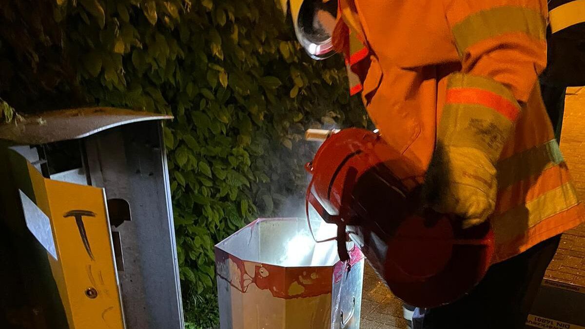 Ein größerer Müllkübel brennt am Bahnhof. Foto: Feuerwehr