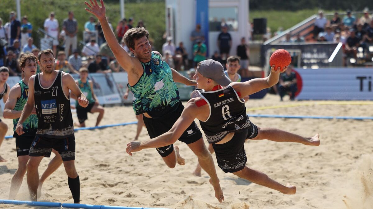 Bei der Beachhandball-DM gibt es spektakuläre Szenen zu bestaunen. Foto: May