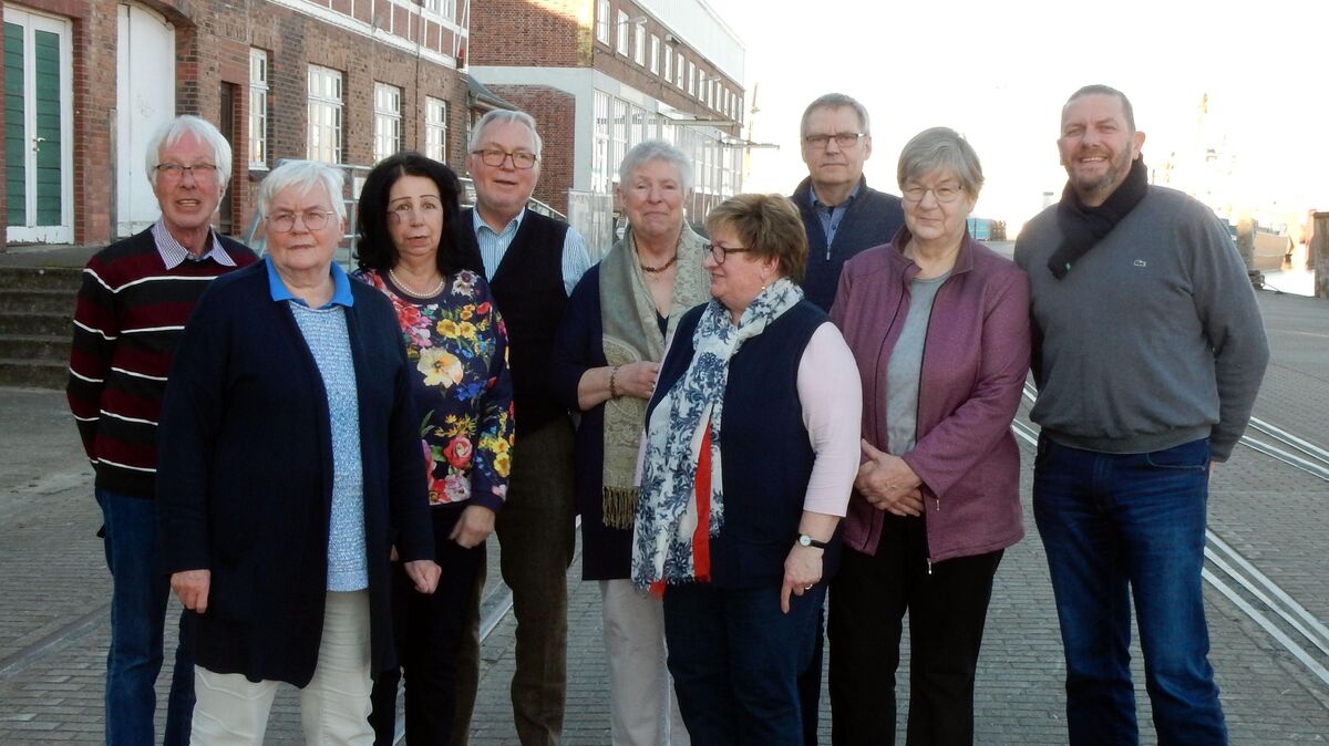Die Gründungsmitglieder des Vereins Bürgerküche: 4.v.l. 1. Vorsitzender Dr. Jan-A. Bühner, 5. v.l. Küchenleiterin Inge Bühner, 2.v.r. 2. Vorsitzende Anna Maria Höchtl, r. Kassenführer Jens Fäscher. Foto: red