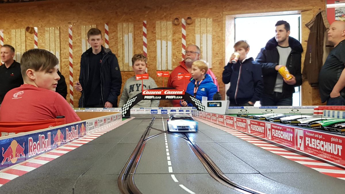 Die kleinen "Carrera-Autos" flitzen über die Bahn. Foto: Konken