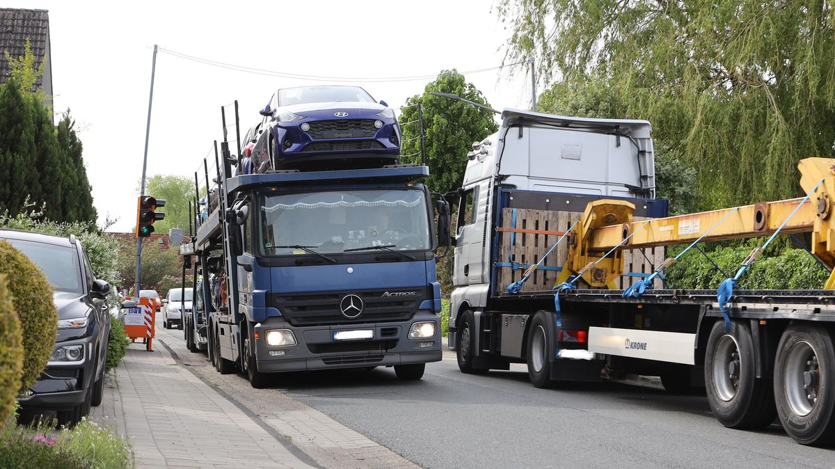 Keine Seltenheit: In den vergangenen Tagen rollten zahlreiche große Lastwagen durch das beschauliche Lüdingworth. Aufgrund der Sanierung der Bundesstraße 73 wird der Verkehr über den Cuxhavener Stadtteil umgeleitet. Ein Ärgernis für viele Anwohner, da sich nicht alle Verkehrsteilnehmer an die Geschwindigkeitsbeschränkungen halten. Foto: Lütt