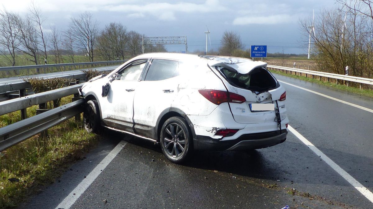 Der Hyundai wurde bei dem Unfall schwer beschädigt. Foto: Polizei