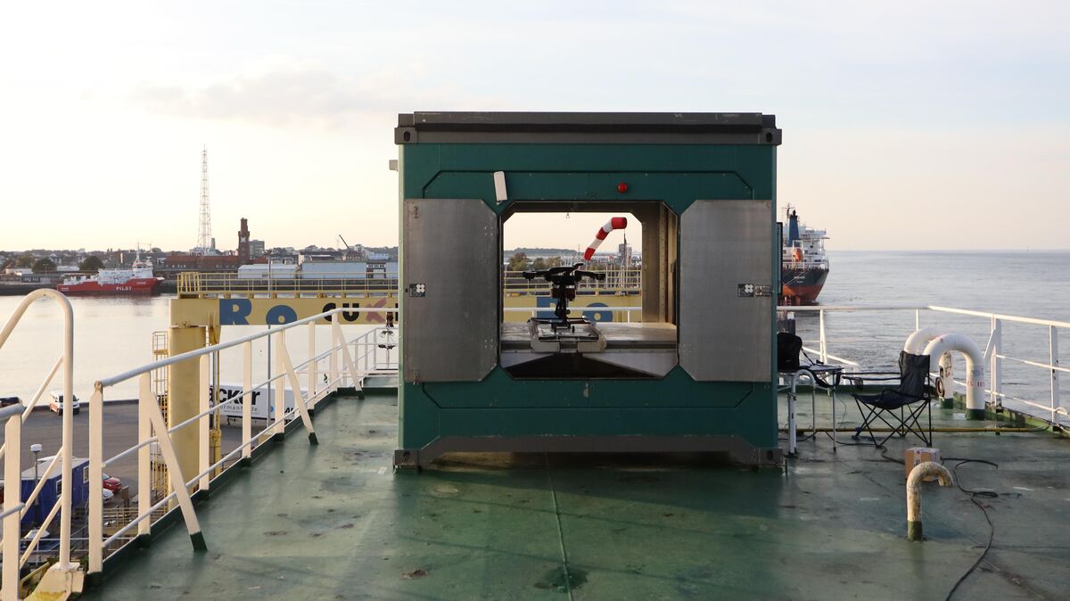 Die Landeplattform und Ladestation in einem kleinen Container am Heck der "Selandia Seaways" Foto: Fischer