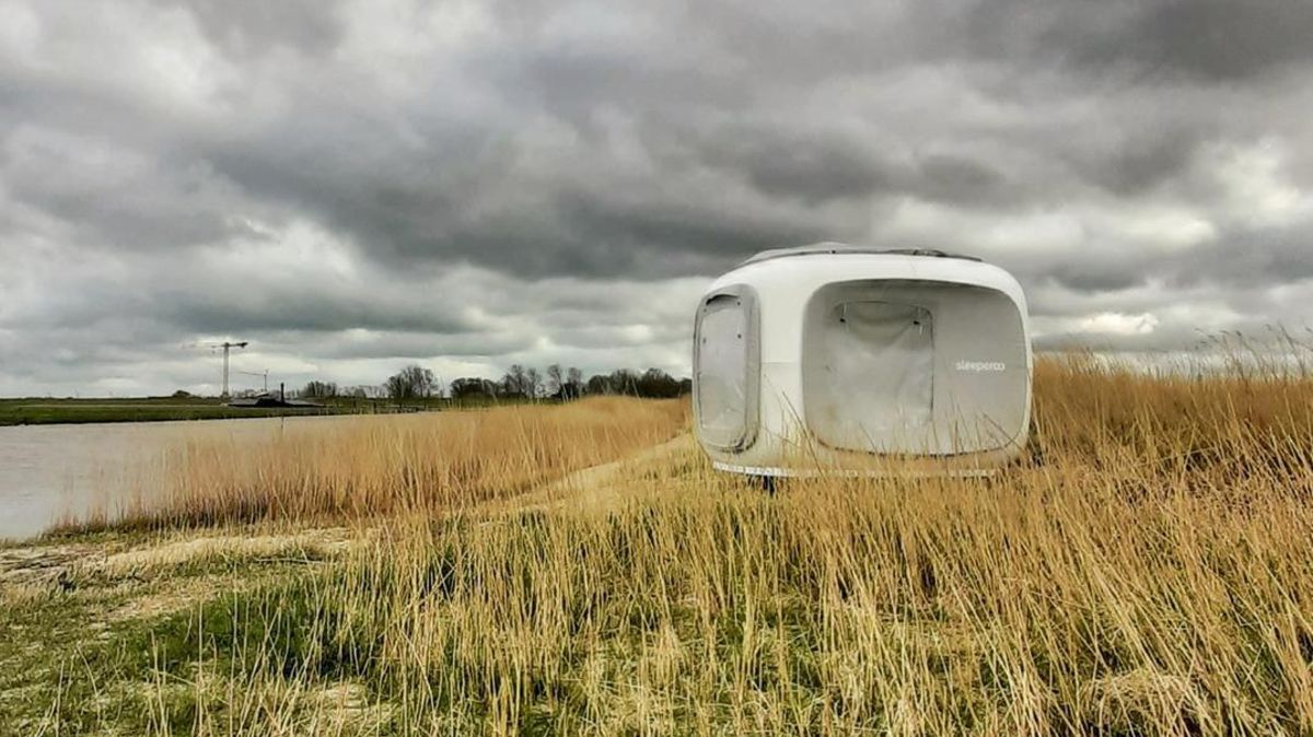 Romantischer kann man kaum am Strand übernachten: Der aus der Fernsehsendung "Die Höhle der Löwen" bekannte "Sleeperoo"-Schlafwürfel wurde am Kap Jakob in Otterndorf aufgestellt. Fotos: Ines Nickel