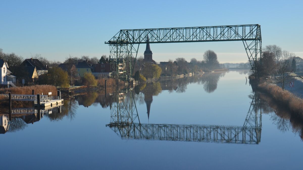 Sie ist eine imposante Erscheinung: die Schwebefähre Osten-Hemmoor. Damit sie auch künftig über die Oste schweben kann, ist eine kostspielige Sanierung vorgesehen. Foto: Schröder