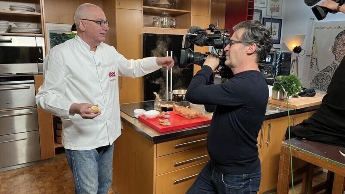 Flirtet mit der Kamera: Rainer Sass bei seinem letzten NDR-Dreh in action. Foto: Strüning