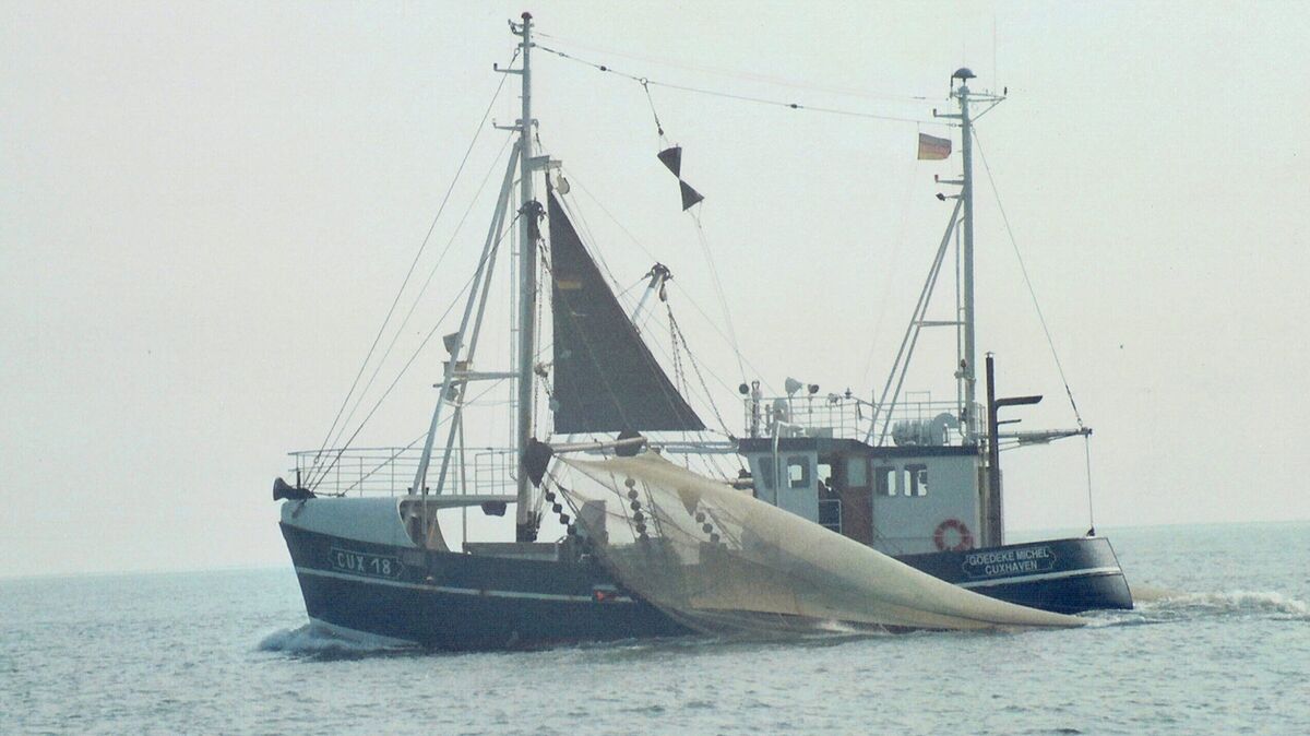 Günther Ennulats neuer Film dokumentiert, wie ein traditioneller Krabbenkutter die Nordsee durchpflügt, während er das „rote Gold“ einfängt. Foto: Ennulat