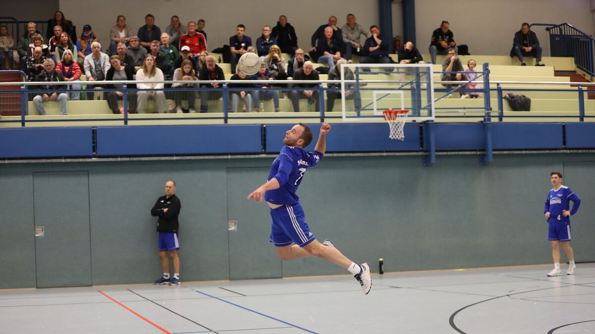 Björn Buck will mit wuchtigen oder taktisch platzierten Aufschlägen zum Erfolg seiner Armstorfer Faustballer beitragen. Foto: Unruh