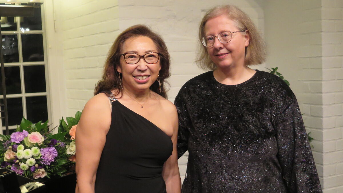Die Sopranistin Sun Maria Han (links) und die Pianistin Gudula Senftleben nach ihrem Konzert im Schloss. Foto: Cordes