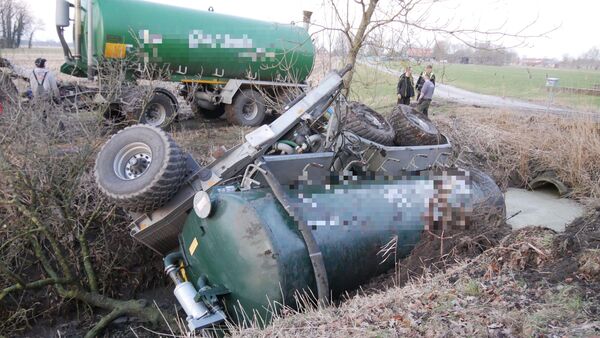 Unfall in Osten: 20.000-Liter-Güllefass kippt kopfüber in wasserführenden Graben
