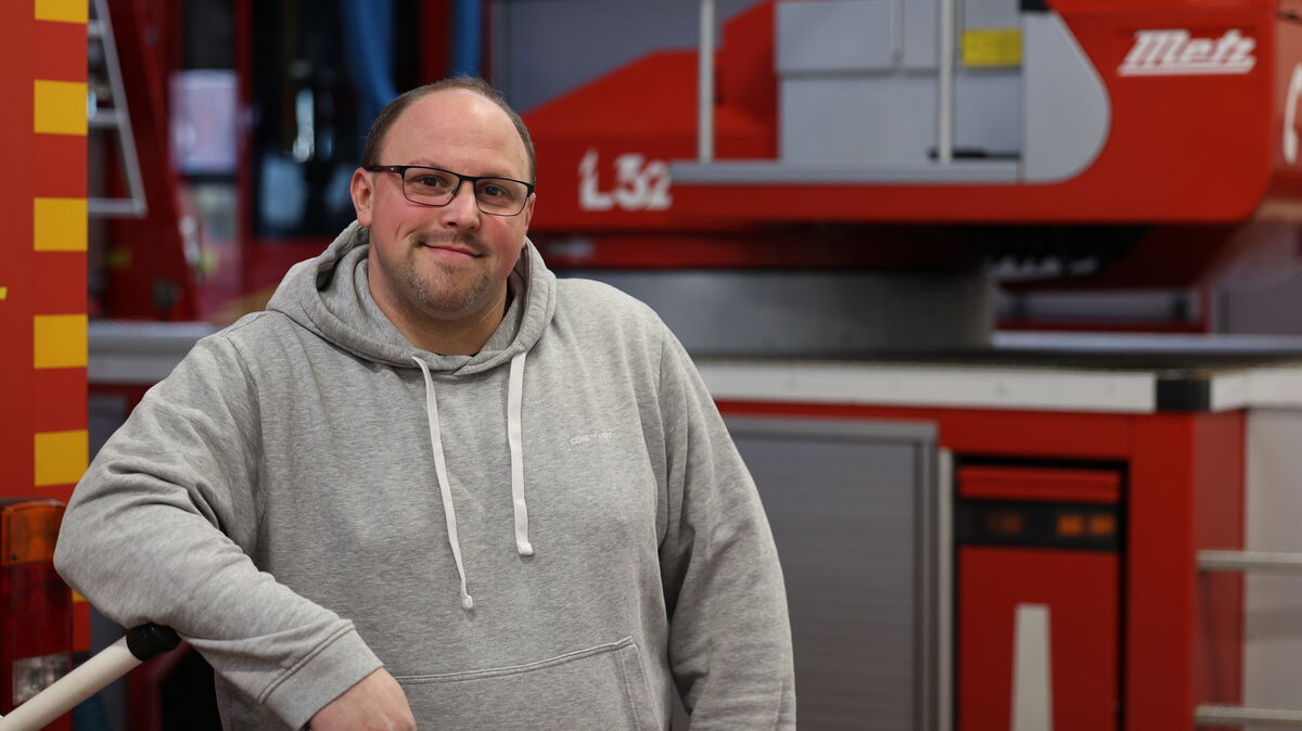 Christopher Engelke in der Fahrzeughalle der Freiwilligen Feuerwehr Döse. Seit 2021 ist er stellvertretender Jugendwart der Wehr und neuerdings auch Gruppenführer. Foto: Larschow