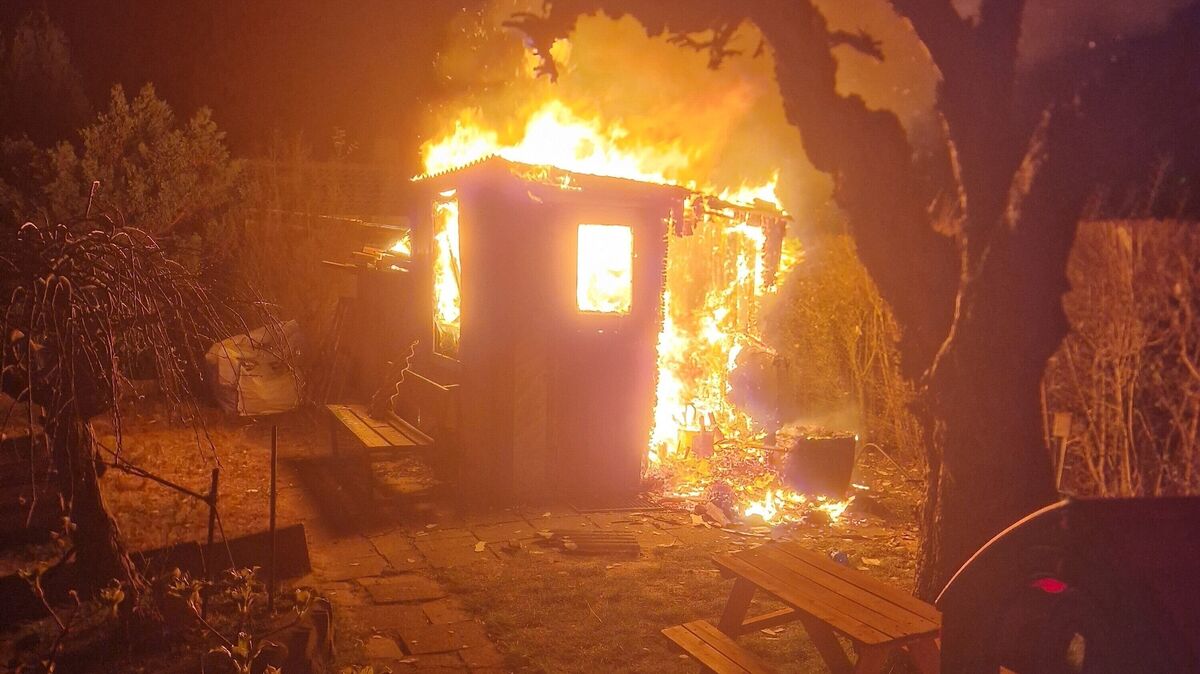 Als die ersten Einsatzkräfte eintreffen, steht die Gartenlaube in Vollbrand. Foto: Feuerwehr