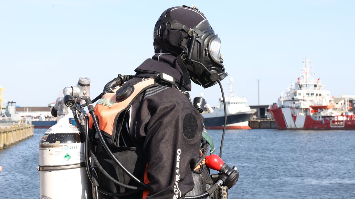 Eine große Übung des DLRG-Wasserrettungszugs Cuxhaven-Osterholz sorgte am Wochenende für Aufsehen in Cuxhaven. Foto: Larschow