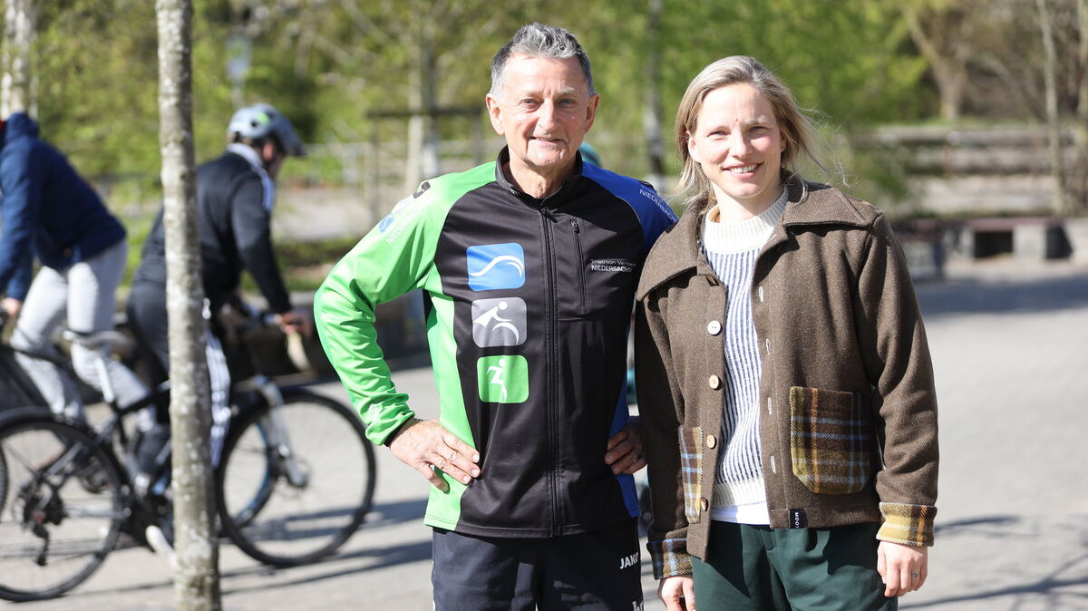 Als besonderen Gast begrüßte Heino Grewe-Ibert bei seiner letzten Lehrerfortbildung in Cadenberge die Olympiasiegerin Tabea Kemme, die bei ihm die ersten Triathlonerfahrungen sammelte. Foto: Unruh