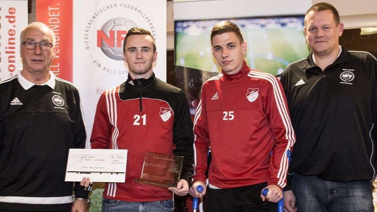 Marvis Wobser (2.v.l.) und Jannes Bier vom TSV Altenwalde gewannen den E-Football-Kreisentscheid. Der NFV-Kreisvorsitzende Walter Kopf (l.) und der Spielausschussvorsitzende Martin Nolting übergaben die Preise. Foto: NFV
