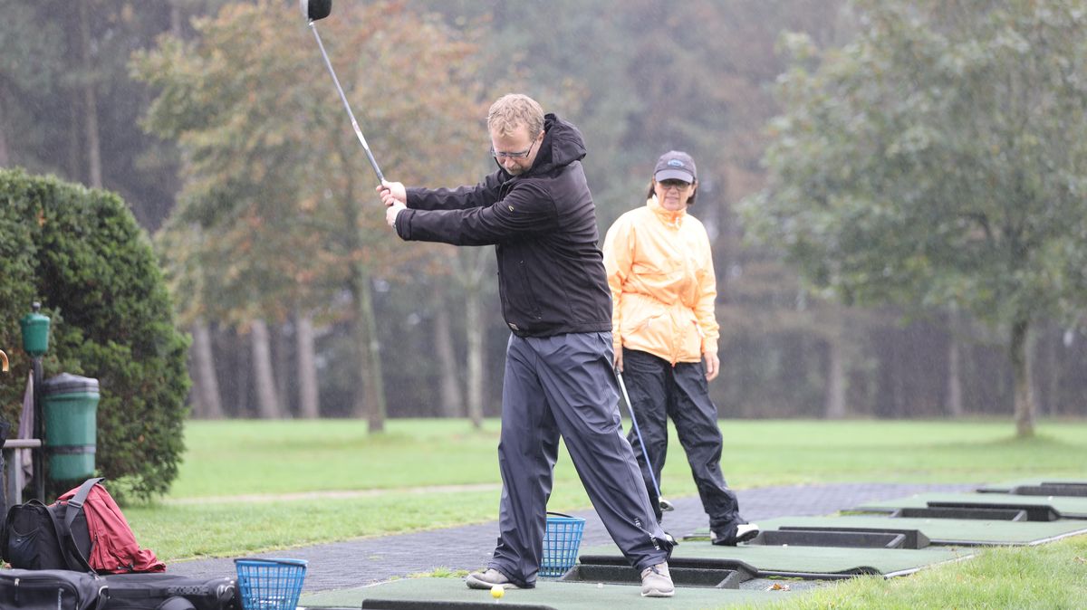 CN/NEZ-Sportredakteur Frank Lütt testet sein Können beim Golf. Foto: Unruh