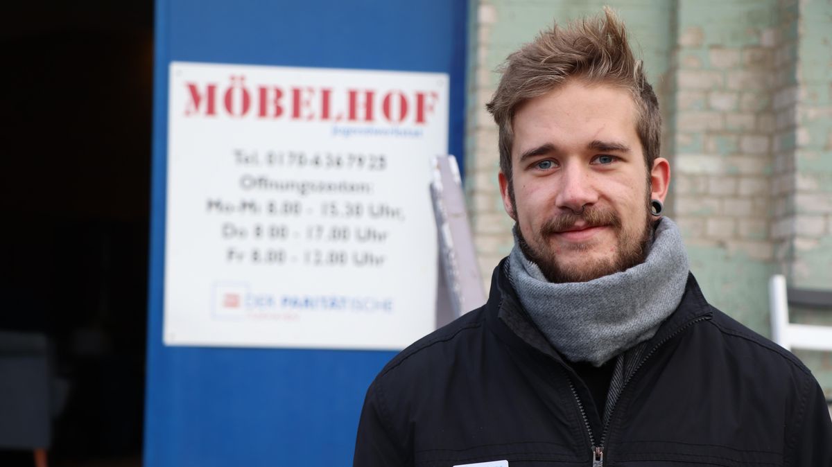 Der 25-jährige Marek Brandt ist seit April neuer Jugendanleiter des sozialen Möbelhofes des Paritätischen in Cuxhaven. Hier unterstützt er junge Menschen, den Weg Richtung Berufsleben zu finden - und dabei über sich hinauszuwachsen. Foto: Tiedemann