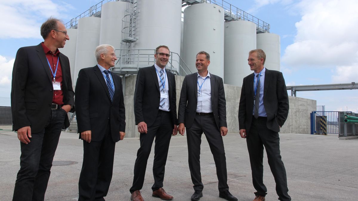 Anlässlich der Inbetriebnahme des Tanklagers am Lübbertkai freuten sich die Geschäftsführer Peter Plambeck (2.v.l.) und seine Söhne Maik (M.) und Marco (r.) mit Derek Mösche (Öffentlichkeitsarbeit) und Dirk Kowalczyk (l., Projektleitung) über die erfolgreiche Zusammenarbeit. Foto: Sassen