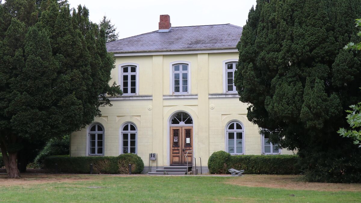 Die sogenannte Lange-Villa am Übergang der Großen Ortstraße zur Müggendorfer Straße, gegenüber vom Krankenhaus, steht seit dem Auszug der Hausarztpraxis Wolfen im März 2022 leer. Foto: Mangels