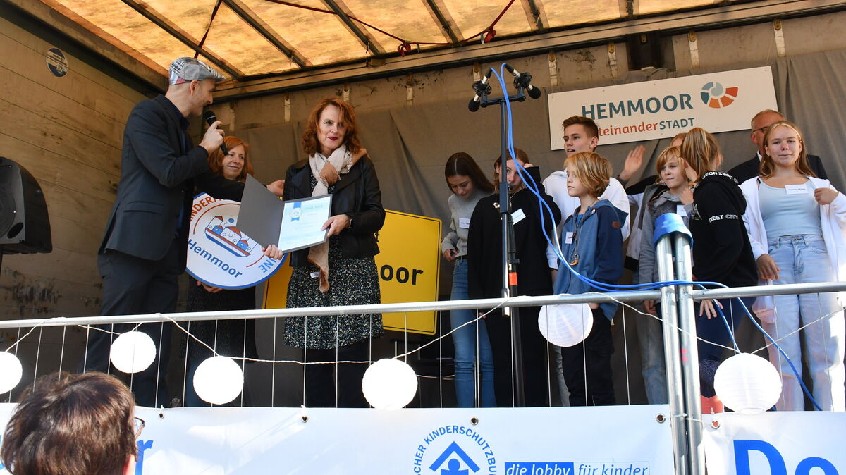 Im September 2022 nahm Hemmoors Bürgermeisterin Sabine Wist das Siegel "Kinderfreundliche Kommune" entgegen. Um mit dieser Auszeichnung auch weiterhin werben zu dürfen, muss die Stadt bestimmte Auflagen erfüllen und zum Beispiel Kinder und Jugendliche stärker in Entscheidungsprozesse einbinden. Archivfoto: Schröder