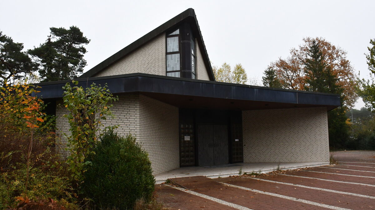 Das Gebäude der Neuapostolischen Kirche in Hemmoor wird nicht mehr genutzt. Es steht seit Jahren leer, doch ein Käufer hat sich trotz der zentralen Lage in Hemmoor nicht gefunden. Das Problem: der Bebauungsplan. Dort kommt zurzeit eine andere als die kirchliche Nutzung nicht infrage. Eine Änderung des Bebauungsplanes wäre notwendig, um das zu ermöglichen. Foto: Egbert Schröder