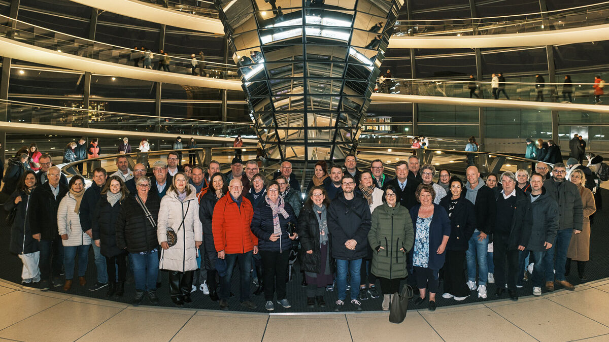Gruppenbild im Deutschen Bundestag. Es war die letzte Reise einer Gruppe, die auf Einladung des Bundespresseamtes den Bundestagsabgeordneten Enak Ferlemann besuchte. Foto: Oliver Mann Fotografie
