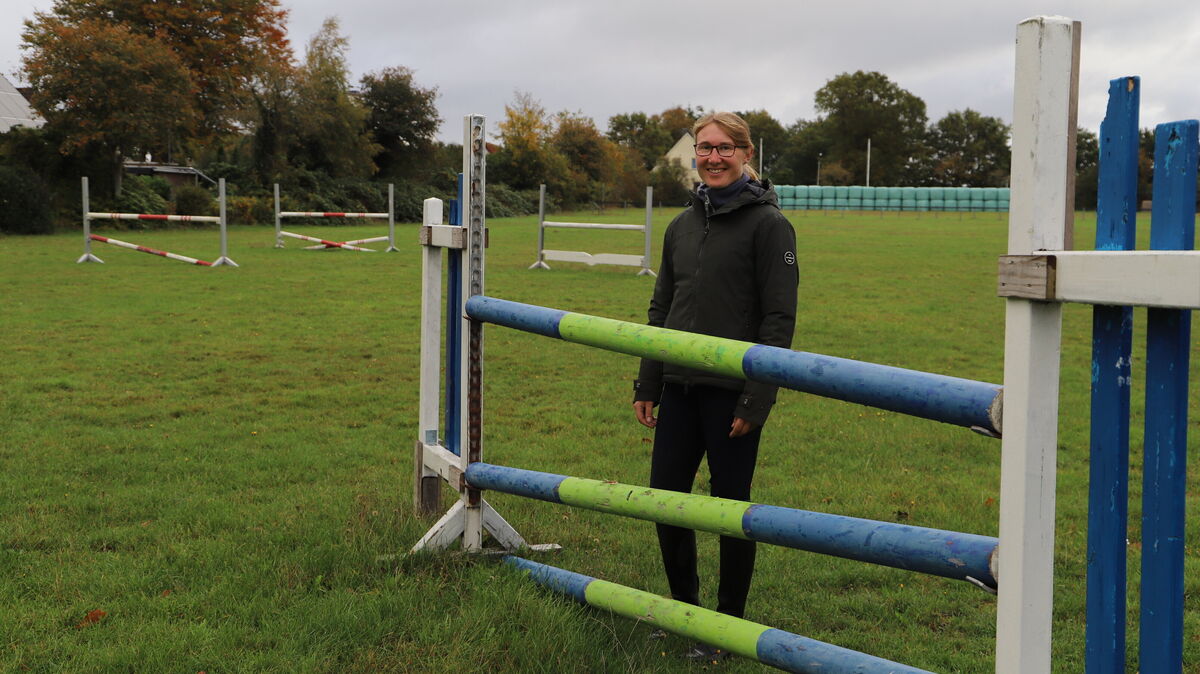 Marina Berkemeier-Reichardt auf der schönen Anlage des Ritzebüttler Reitclubs in Sahlenburg. Hier sollen künftig noch mehr Veranstaltungen stattfinden. Foto: Witthohn