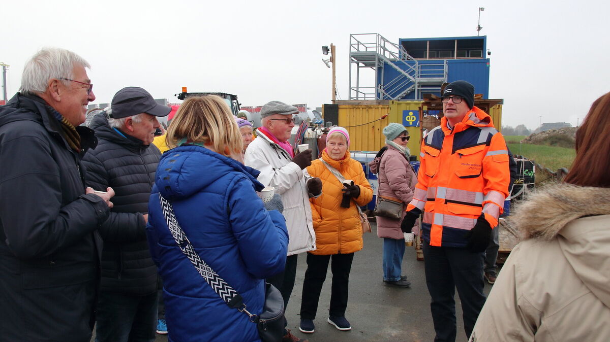 NPorts-Niederlassungsleiter Knut Kokkelink (m.) im Gespräch mit Bürgern: Der Lärm der zwangsläufig im Zuge der Rammarbeiten entsteht war am vergangenen Freitag kein großes Thema: Besucherinnen und Besucher fragten vor allem nach dem Baufortschritt. Foto: Koppe