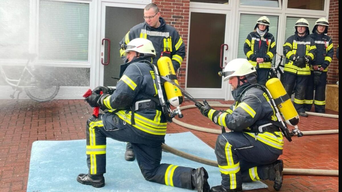 Thorsten Aspeleiter erklärt das richtige Herantasten im Innenangriff durch den Seitenkriechgang sowie das richtige Löschen mit dem Hohlstrahlrohr und eine schnelle Reaktion bei einem Flashover. Foto: Lange