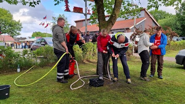 Feuerwehrmarsch in Hemmoor: 32 Teams meistern 9 Kilometer Strecke - und feiern danach