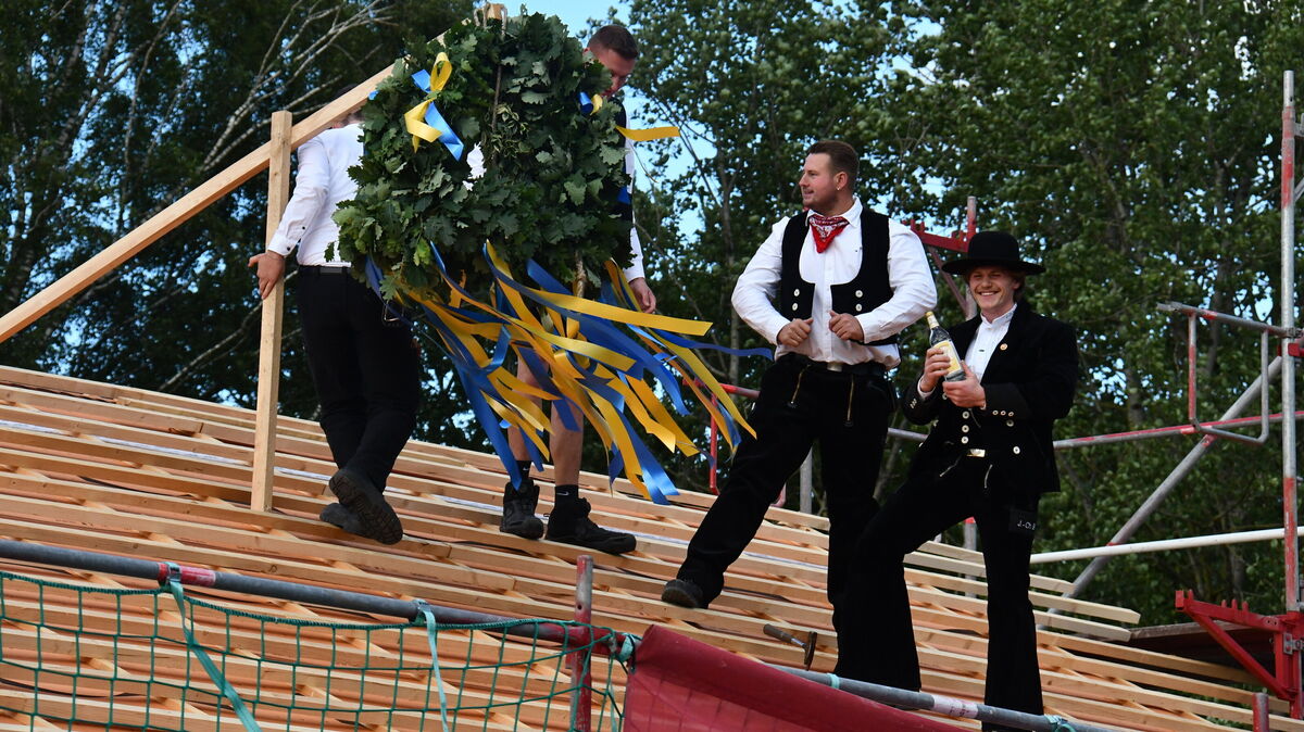Johann Bebba (r.) von der Firma Tiedemann hielt den Richtspruch in Hackemühlen. Dort entsteht das neue Dorfgemeinschaftshaus für drei Lamstedter Ortsteile. Foto: Schröder