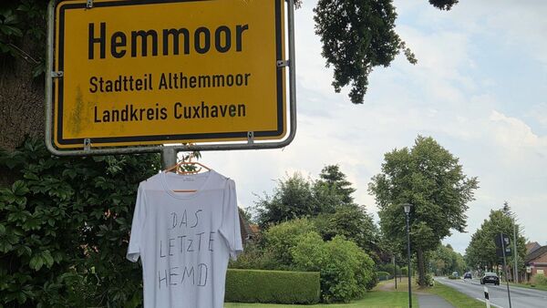"Das letzte Hemd" in Hemmoor: T-Shirt am Ortsschild wirft Fragen auf