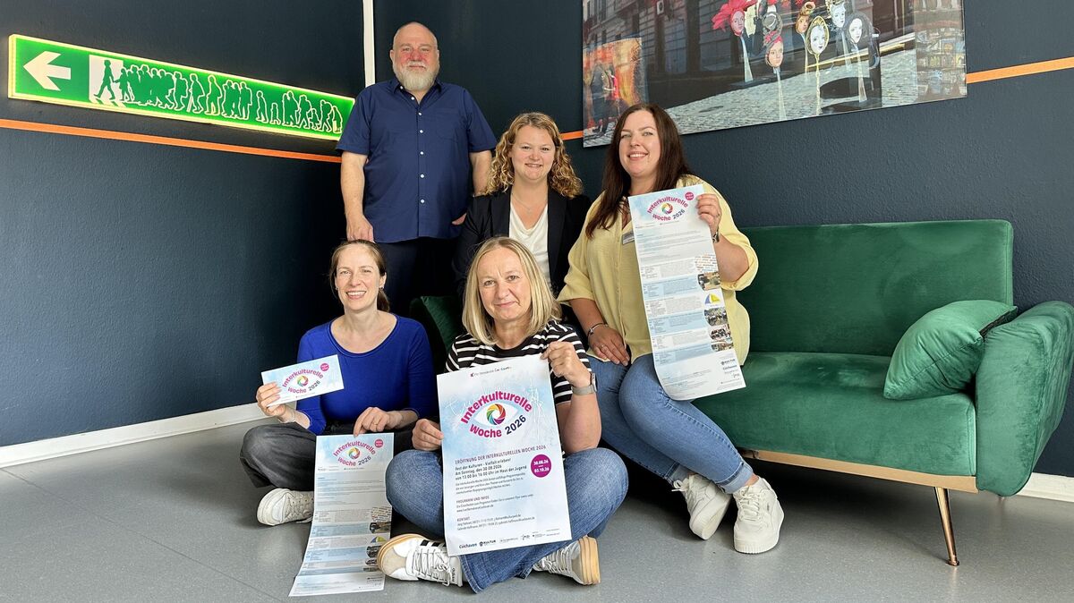 Lena Raddatz-Flehnert und Dorota Mrusek (vorn) sowie Jörg Flehnert, Svenja Plock und Daniela Kleemann freuen sich auf die Interkulturelle Woche, die am Sonntag beginnt. Foto: Reese-Winne