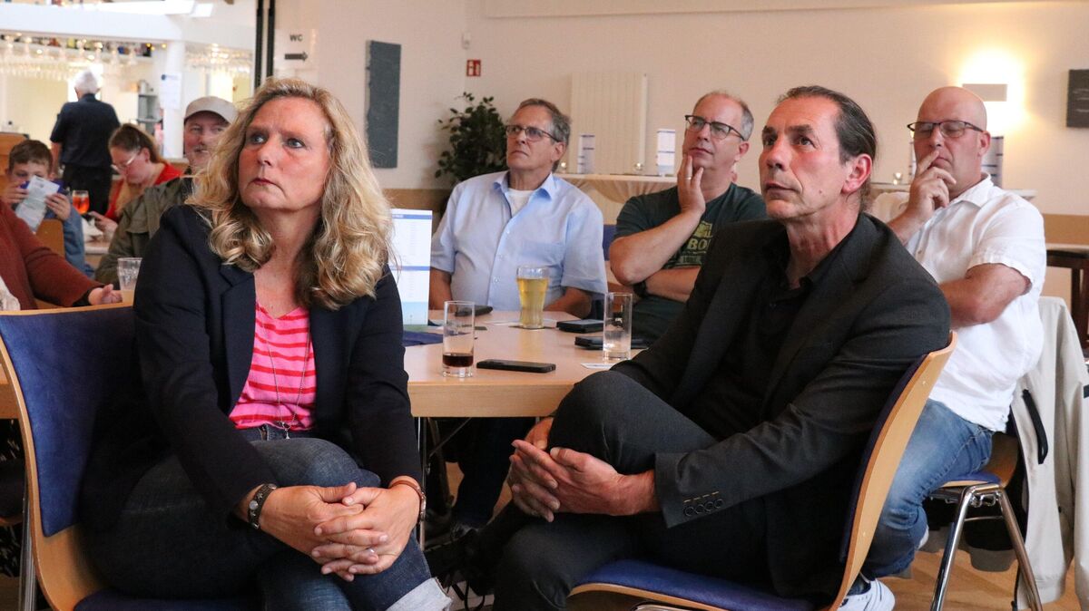 Spannung in den Otterndorfer Seelandhallen: Frank Thielebeule und seine Frau Birgit verfolgen gebannt die Wahlergebnisse, die ihm schließlich die absolute Mehrheit sichern. Foto: Mangels
