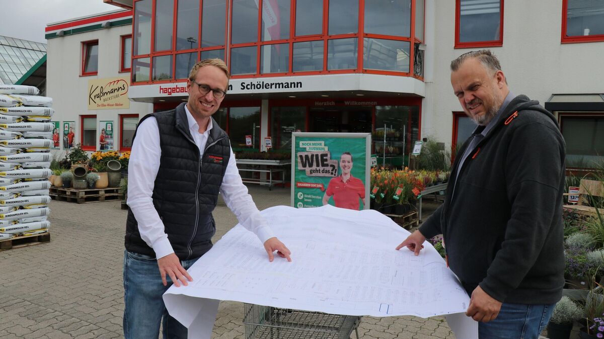 Vor dem großen Umbau des Hagebaumarkts in Otterndorf: Geschäftsführer Jan-Lasse Schumacher (links) und Marktleiter Thomas Stanke planen die Neugestaltung des Standorts, um auch in schwierigen Zeiten zukunftsfähig zu bleiben. Foto: Mangels