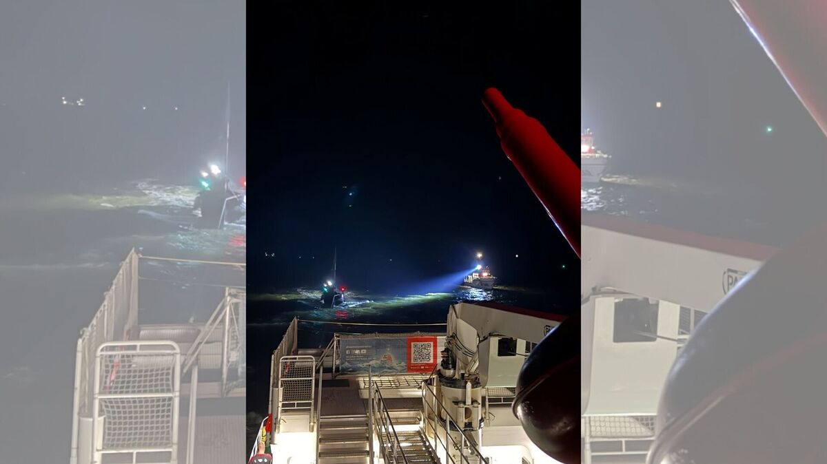 Die Seenotretter haben den Gaffelkutter in der Nacht im Schleppverband. Foto: Die Seenotretter – DGzRS
