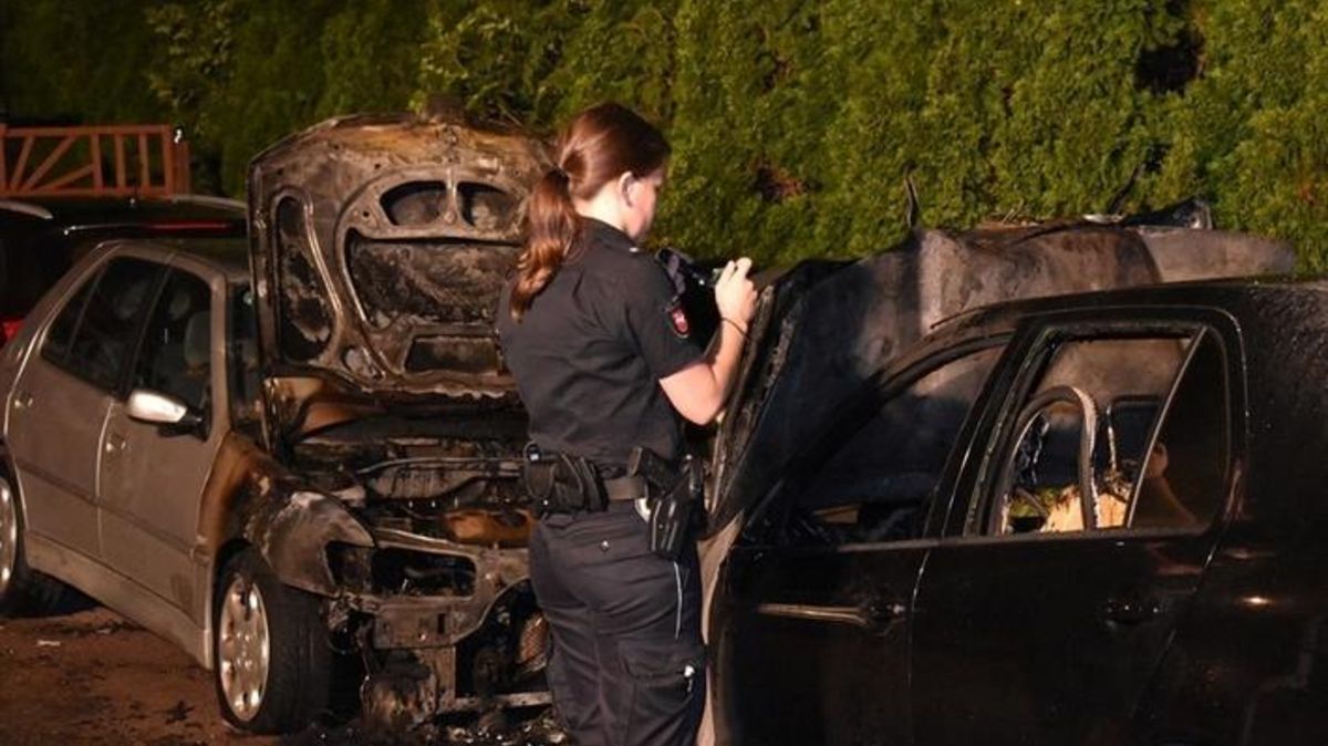 Eine Polizistin bei der Spurensicherung: Zwei Pkw sind im Juni 2019 an der Straße Striep in Steinkirchen in Flammen aufgegangen. Foto: Vasel