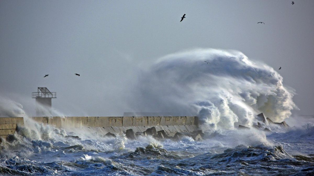 Noch ist unklar, welches Ausmaß das Wetter am Dienstag haben wird. In der Vergangenheit hatten schon starke Stürme die Natur an der Nordseeküste durcheinandergewirbelt. Hier traf es die Nordseeinsel Helgoland während des Sturmtiefs Felix im Januar 2015. Foto: Brigitte Rauch