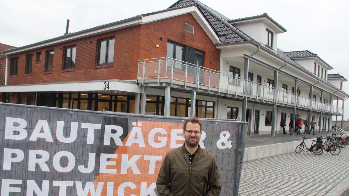 Sein Unternehmen baute das Mehrfamilienhaus in Rekordzeit. Christian Buck ist mit dem Ergebnis sehr zufrieden. Auch für ihn war es Neuland, auf Basis eines ausgedienten Supermarktes ein Wohnhaus zu errichten. Foto: Kramp