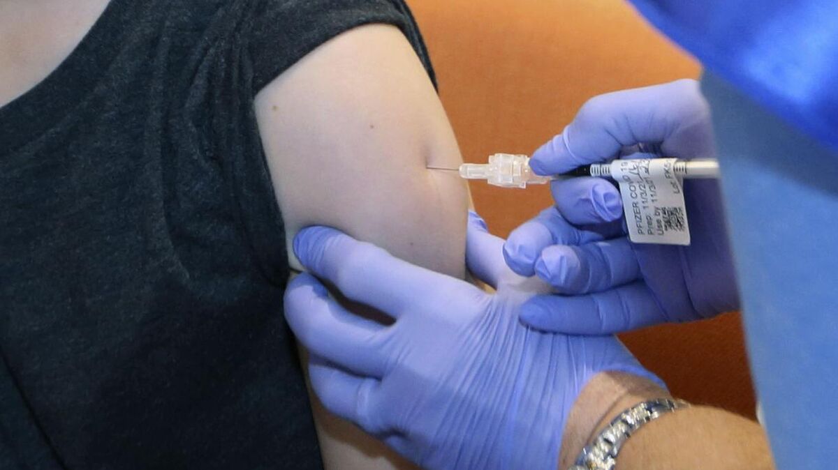Ein zwölfjähriger Junge aus Cuxhaven ist zwei Tage nach einer Corona-Impfung verstorben. Der Landkreis Cuxhaven gibt jetzt das Obduktionsergebnis bekannt. Symbolfoto: Paul Vernon/dpa