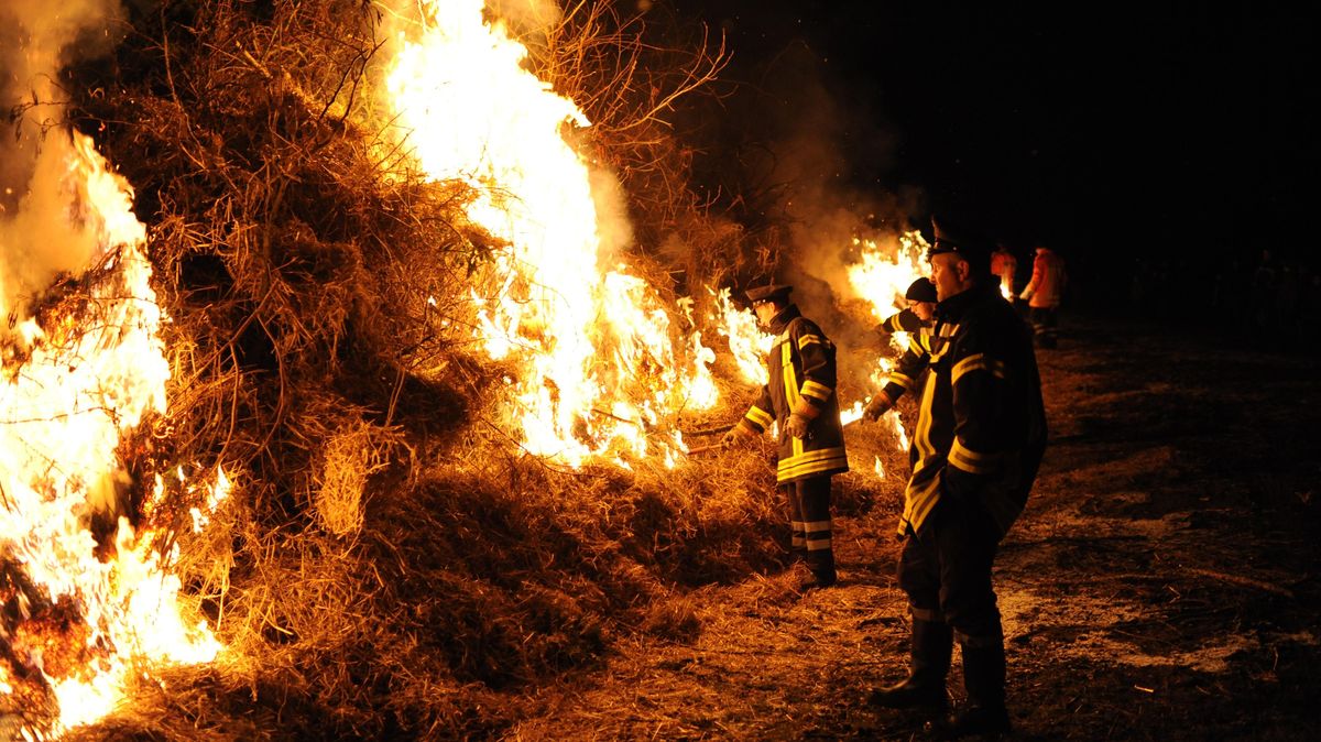 Osterfeuer sind im Kreis Cuxhaven aufgrund der Corona-Pandemie nicht erlaubt - genau wie im vergangenen Jahr. Archivfoto: Schult