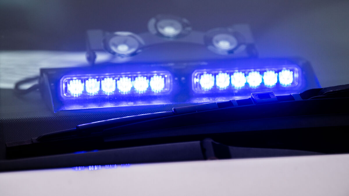 Ein alkoholisierter Mann verletzt einen Polizeibeamten während des Einsatzes. Symbolbild: Mirgeler/dpa
