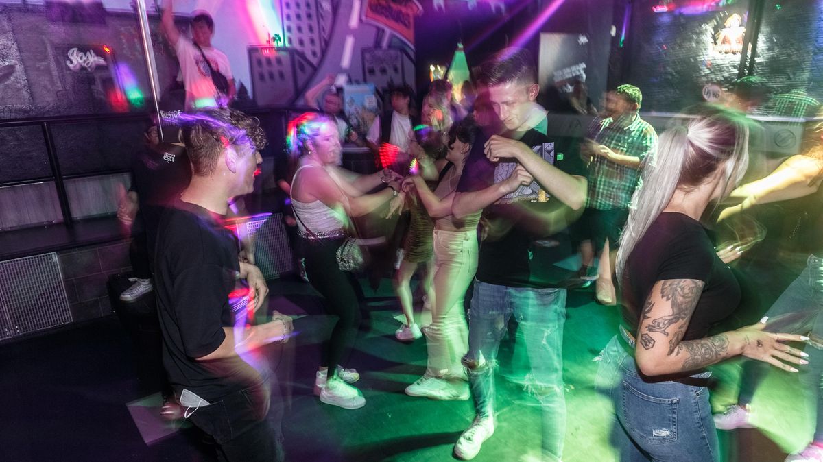 Steigt die Inzidenz über den neu festgelegten Wert, müssen auch Diskotheken wieder schließen. Foto: Markus Scholz/dpa